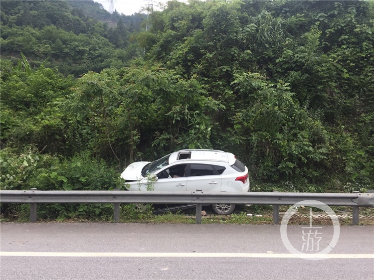 太疲劳打盹 十年驾龄老司机驾车冲入高速公路