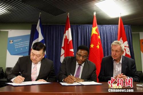 图为多伦多市议员兼政府经济发展与文化委员会主席麦克·汤普森(Michael Thompson)(中)与香港潮州商会会长胡剑江(左)等共同签署战略合作协议。余瑞冬 摄
