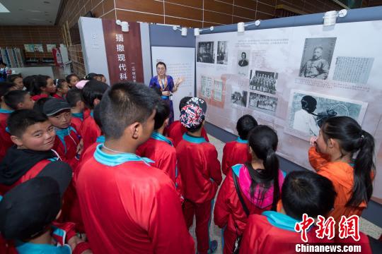 图为5月30日,小学生参观“走在建设世界科技强国征程上的中国科学家主题展”。 何蓬磊 摄