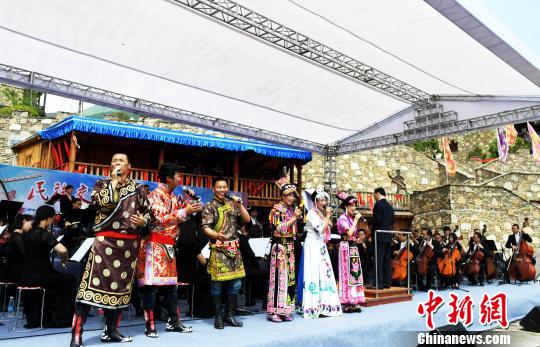 “云上尔玛”民族交响乐演出现场。 安源 摄