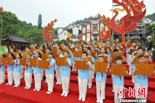 现场进行诗歌朗诵纪念屈原。 王康明 摄