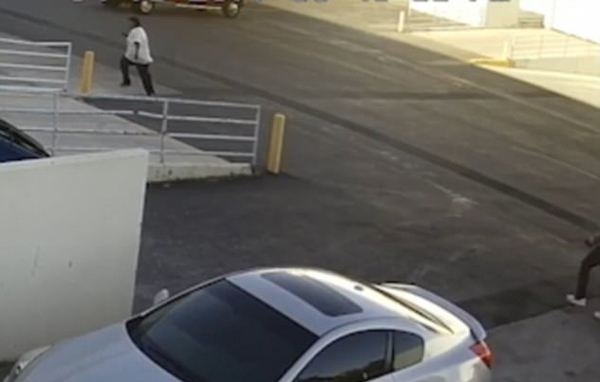 美男子明目张胆偷车 因不会操作手动档