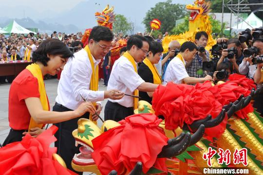 嘉宾现场为龙头点睛。 王康明 摄