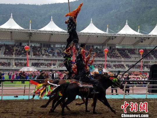 图为香格里拉五月传统赛马节开幕式上,骑手正在进行精彩的马术表演。 韩帅南 摄