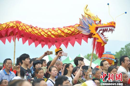 秭归已形成独特的端午习俗。 王康明 摄