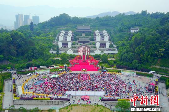 来自各地的万余人齐聚屈乡。 周星亮 摄