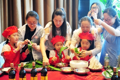 包粽子 学炒饭 品菜答题本报带百名娃娃提前庆
