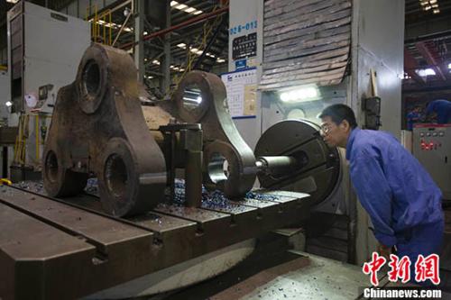 资料图：山西太重工人正在生产机械配件。中新社记者 张云 摄
