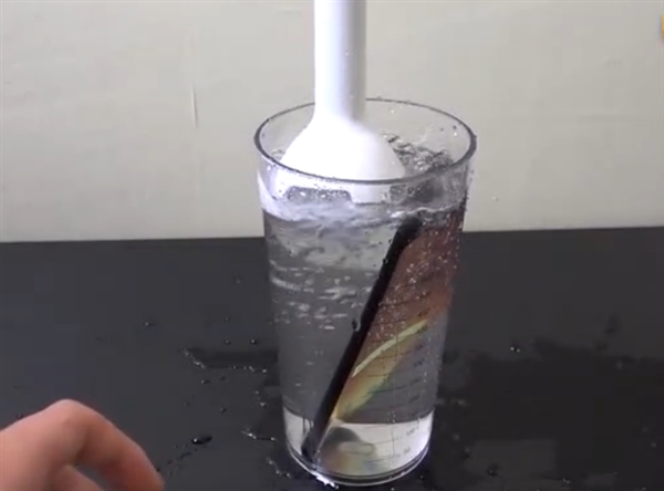 把三星S8放进搅拌机 结果意想不到|搅拌机|三星