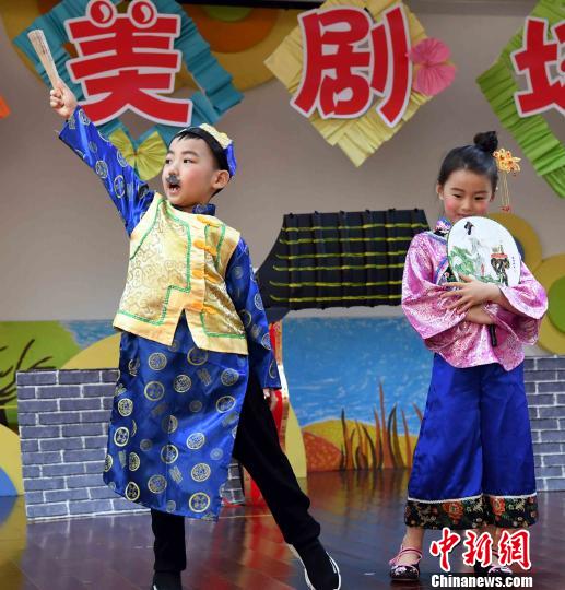小朋友表演该幼儿园原创剧目《半夜鸡叫》,博得场下家长及小朋友欢声阵阵。 记者刘可耕 摄