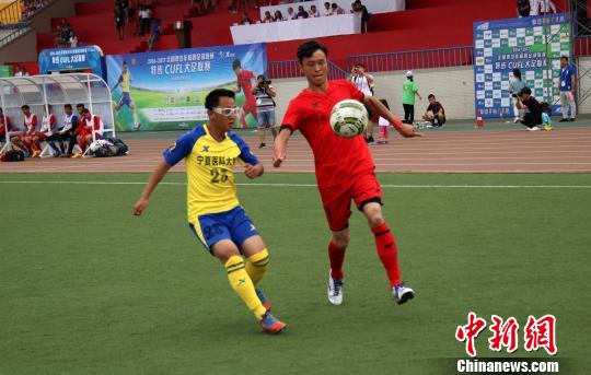 西安石油大学队员(红方)进攻。 张一辰 摄