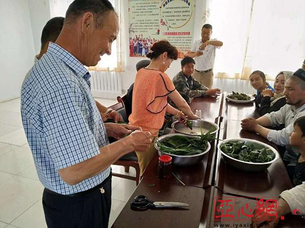 台镇八家地村 团结和谐迎端午粽叶飘香民族情