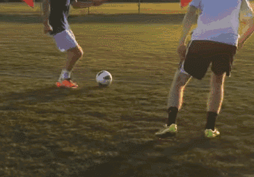 当你熟练掌握这个动作后,如果对方站位合适,可直接扣球穿裆.