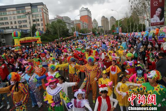 中俄万人亲子巡游队伍在行进中 张辉 摄