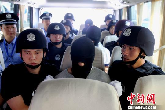 5月27日下午，从云南押解回汉的6名嫌疑人抵达武汉火车站。　应后威 摄