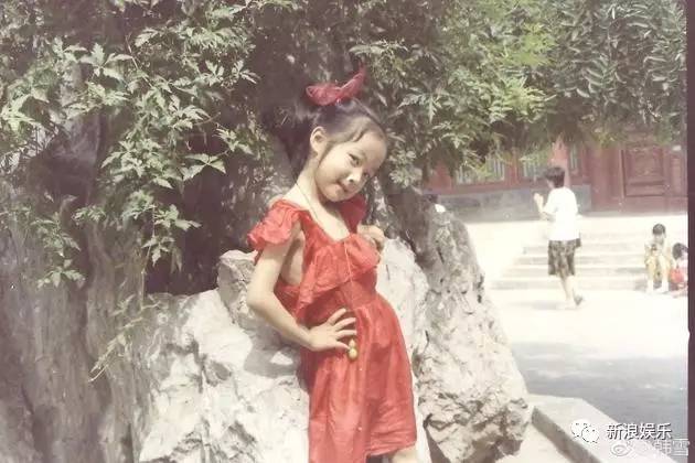 江疏影   乖巧可爱,爸爸妈妈审美在线给搭配的衣服也超好看呢