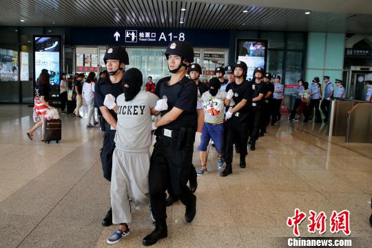 5月27日下午，从云南押解回汉的6名嫌疑人抵达武汉火车站。　应后威　摄