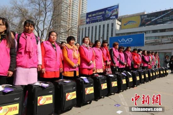 资料图:来自甘肃省各地的200多名贫困妇女以“陇原妹”的身份前往北京、天津就业创业。钟欣 摄