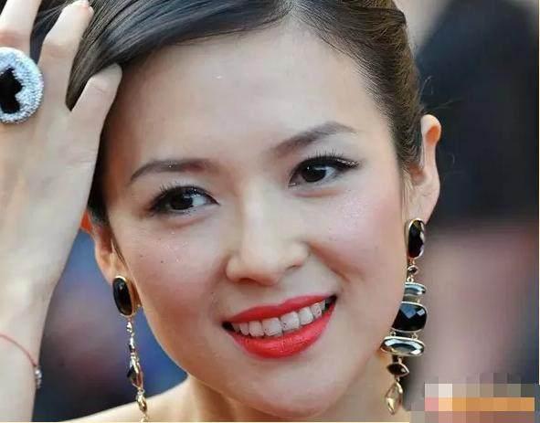 章子怡也有不留心的时候,妆容再精致,一笑起来,留在牙齿上的口红印真的很不美观哦!