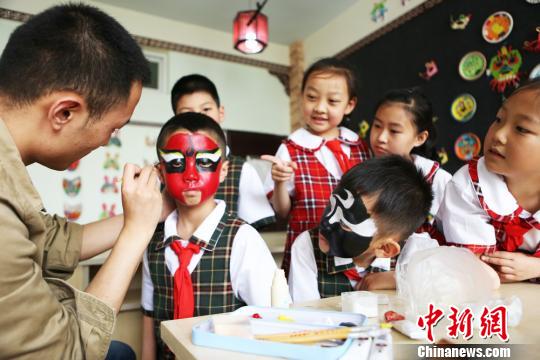 兰州小学生体验京剧魅力庆六一|牟健|京剧|脸