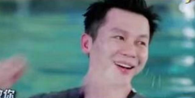 在某期跑男中,撕名牌环节在水中进行。游戏结束,“大黑牛”李晨也成了没有眉毛的“大白牛”,观众表示还是去纹个眉毛吧!