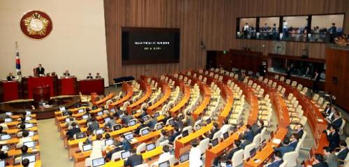 5月31日下午，在国会举行全体会议投票表决李洛渊国务总理人事任命案，由于在野党自由韩国党中途退场，当天会场近三分之一座位空缺。 （图片来源：韩联社）