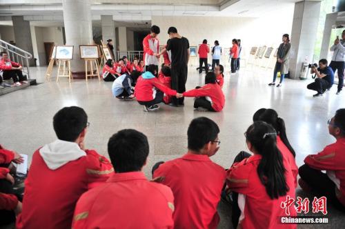 资料图:高考临近,昆明市第一中学组织高三学生参加心理辅导课程。<a target=\'_blank\' href=\'http://www.chinanews.com/\'>中新社</a>记者 刘冉阳 摄
