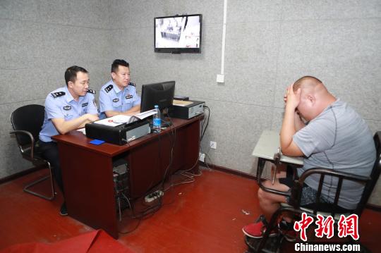 涉嫌寻衅滋事的犯罪嫌疑人刘某被刑事拘留。警方提供