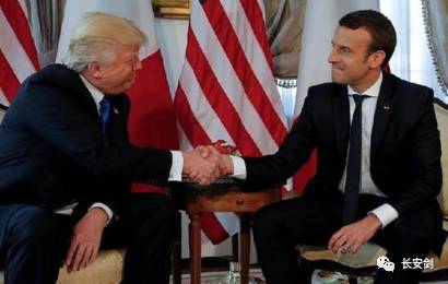 （图：法国总统马克龙用毫不示弱、用力到指尖发白的握手，破解了特朗普的“握手神功”。）