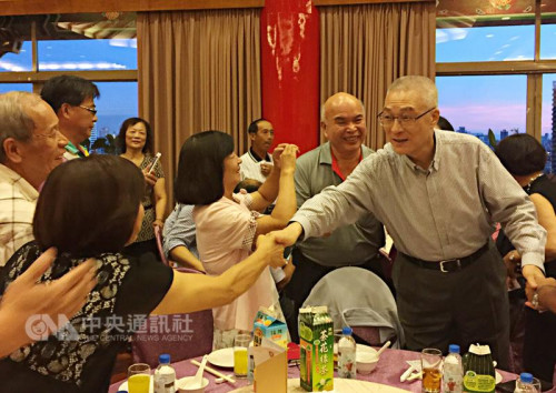 国民党主席当选人吴敦义（右）5月31日前往高雄各地谢票。“中央社”记者陈朝福摄。