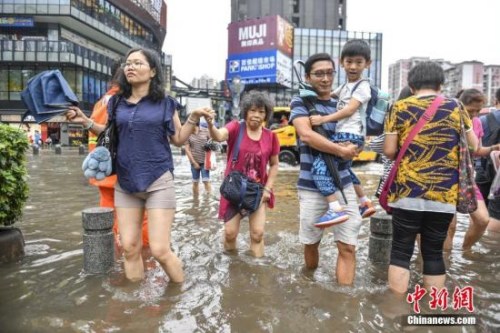 资料图：5月24日，广州江燕路，市民“踏浪”出行。中新社记者 陈骥旻 摄
