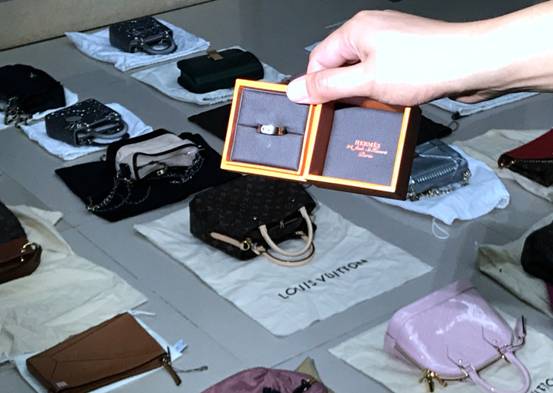 重庆海关查获机场工作人员内外勾结走私奢侈品