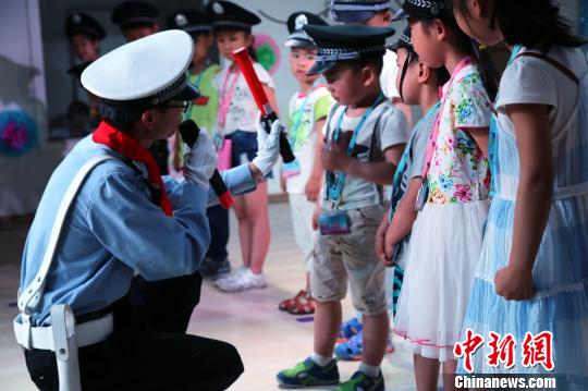 小朋友们在玩乐中学习 朱华刚 摄