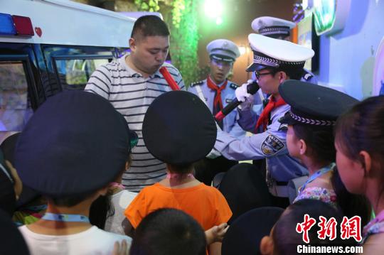 现场体验查酒驾 朱华刚 摄