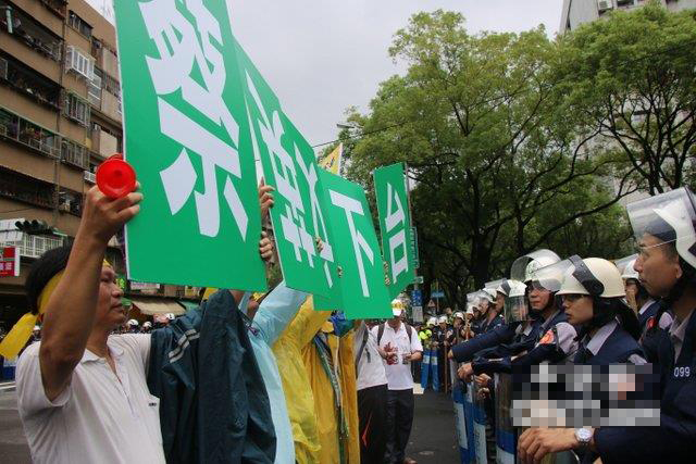 500民众包围会场要蔡英文下台。（图片来源：中评社）