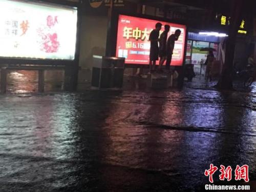 6月1日夜，暴雨致福州积水严重，等公交车的民众被水围困。中新社记者 张丽君 摄