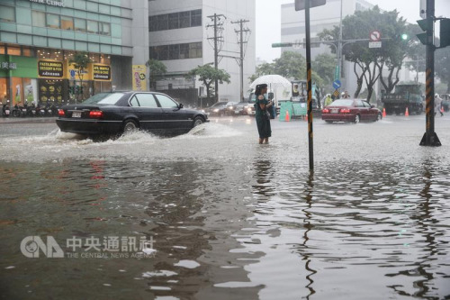 台北市2日受西南气流及滞留锋面影响,各区降下暴雨,民权东路六段积水,水淹至脚踝,民众需涉水过马 路。 “中央社”记者谢佳璋摄