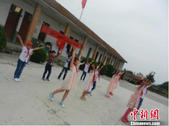 简槽小学29个学生刚刚结束六一演出。 邢翀 摄
