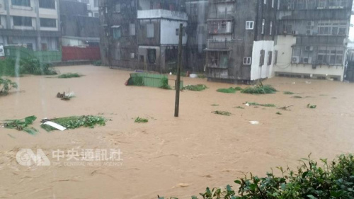受暴雨影响,新北市府宣布石门、金山、三芝等3区 ,确定停止上班、停止上课。图为石门区公所旁,大雨 状况。(石门国小前家长会长林懋堂提供) “中央社”记者黄旭升新北市传真