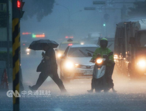 台湾气象部门指出,2日除西南气流仍持续影响外,滞留锋面凌晨来到台湾上空,全台都有阵雨或雷雨。上午台北开始下起大雨,市区笼罩在雾蒙一片。 “中央社”记者裴禛摄