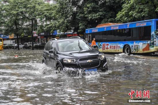 资料图:广州遭遇暴雨。中新社记者 陈骥旻 摄