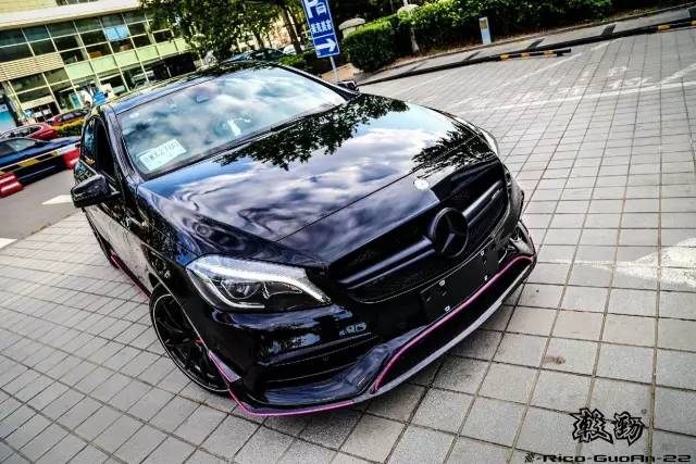 一双美腿迷倒无数人的机车粉妹,如今换上奔驰A45变身黑武士!