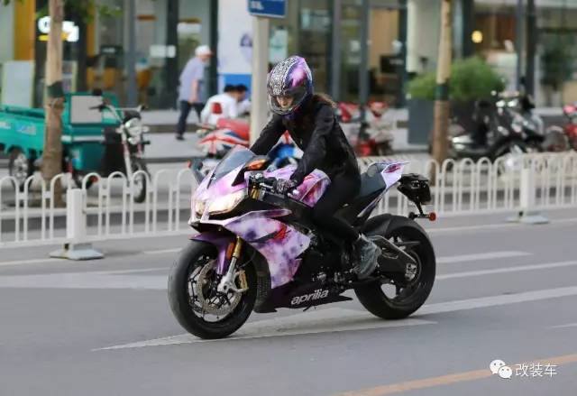 一双美腿迷倒无数人的机车粉妹,如今换上奔驰A45变身黑武士!