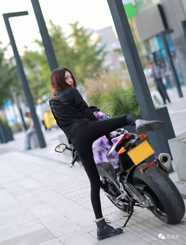 一双美腿迷倒无数人的机车粉妹,如今换上奔驰A45变身黑武士!