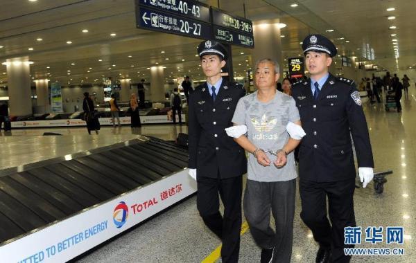 2015年11月1日，在上海浦东机场，赵汝恒被押解回国。 新华网 资料图