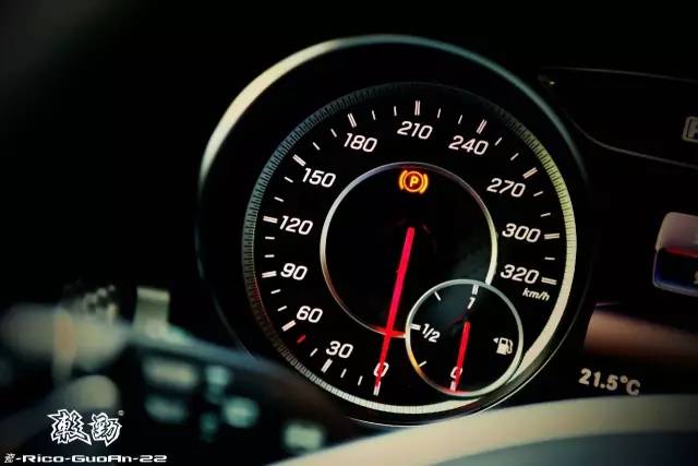 一双美腿迷倒无数人的机车粉妹,如今换上奔驰A45变身黑武士!