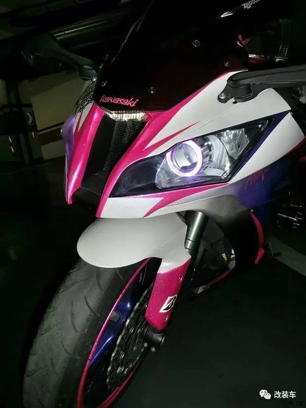 一双美腿迷倒无数人的机车粉妹,如今换上奔驰A45变身黑武士!