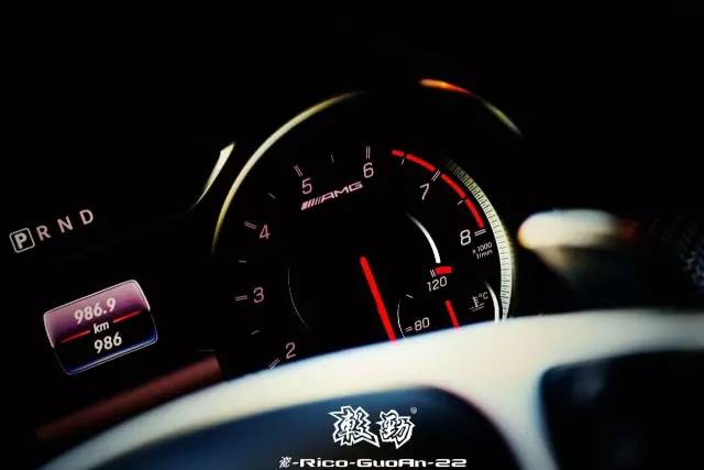 一双美腿迷倒无数人的机车粉妹,如今换上奔驰A45变身黑武士!