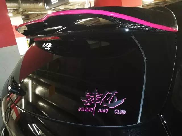 一双美腿迷倒无数人的机车粉妹,如今换上奔驰A45变身黑武士!