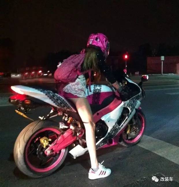 一双美腿迷倒无数人的机车粉妹，如今换上奔驰A45变身黑武士！